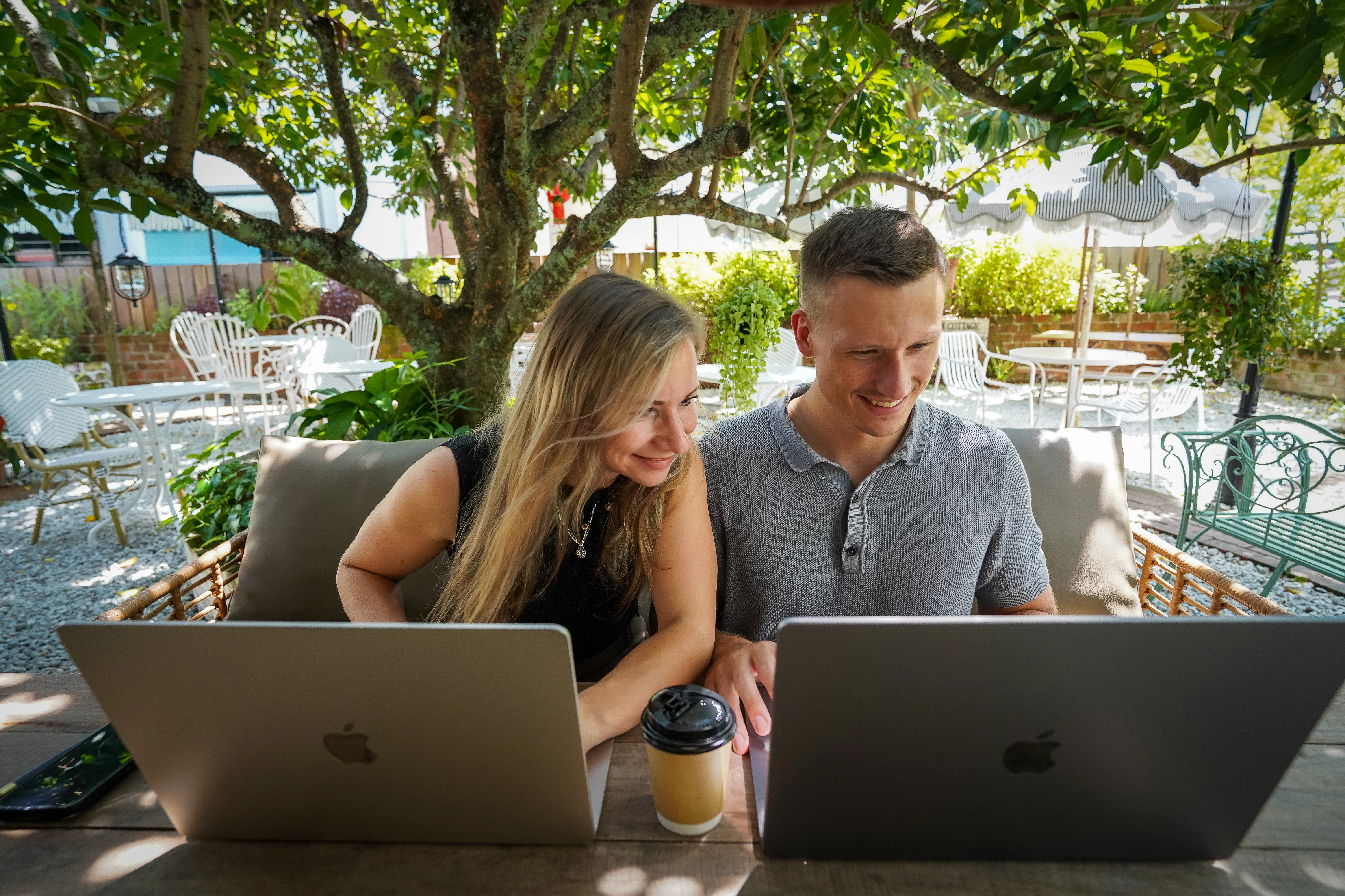 Das Team der Nie Mehr Zurück Akademie arbeitet gemeinsam am Laptop