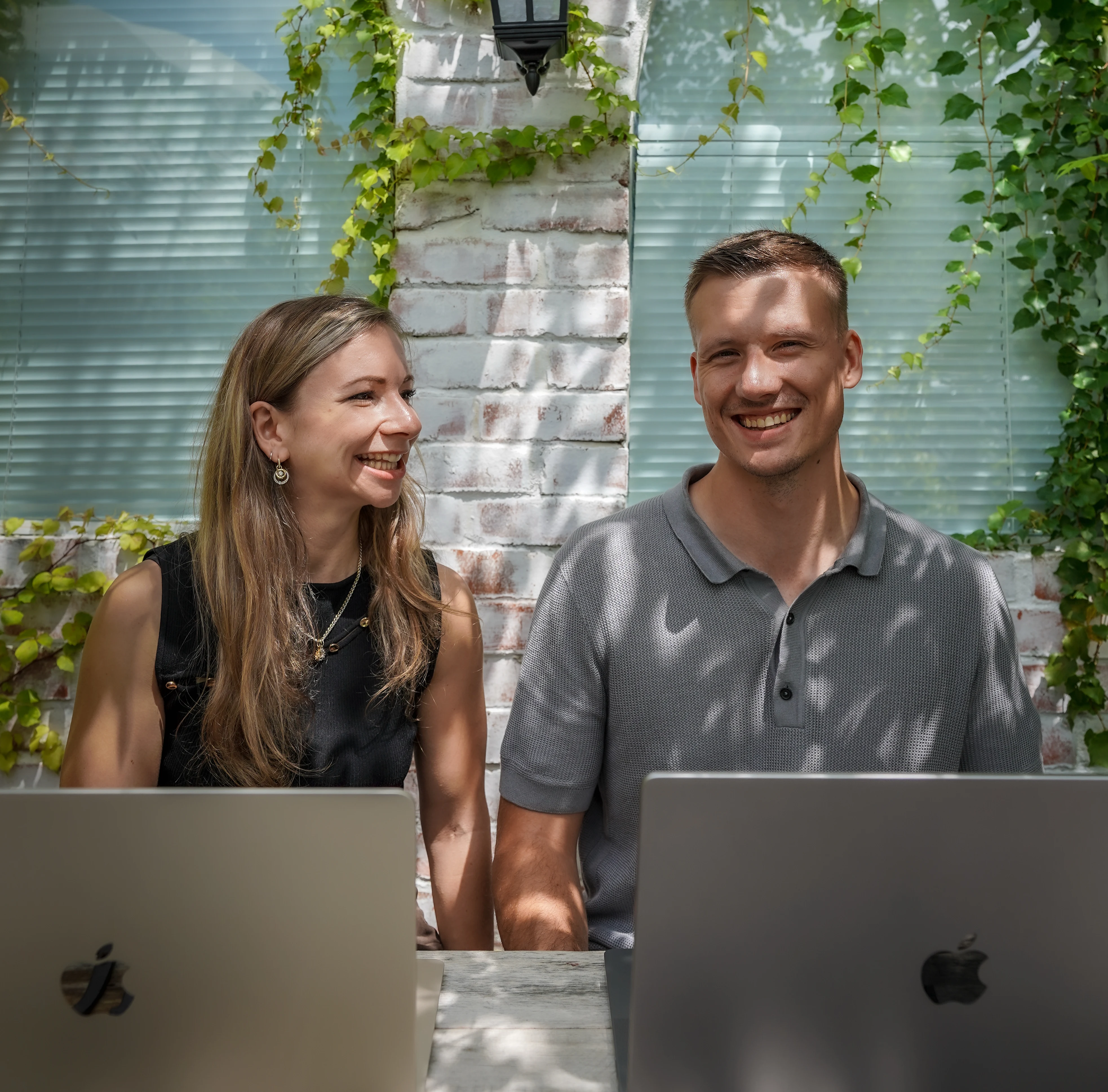 Sophie und Tobi arbeiten gemeinsam an ihren Laptops