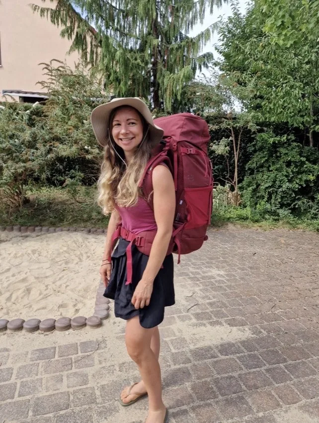 Sophie mit Rucksack am Tag der Abreise