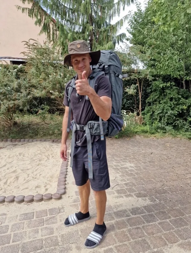 Tobi mit Rucksack am Tag der Abreise