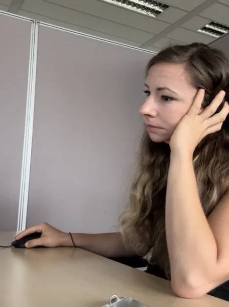 Sophie am Schreibtisch im Büro