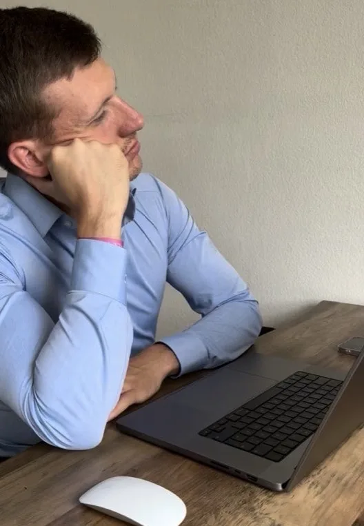 Tobi am Schreibtisch im Büro