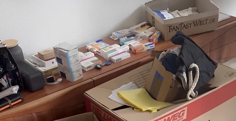 Umzugskartons in der aufgelösten Wohnung