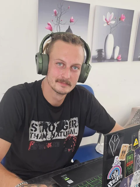 Totti mit Kopfhörern am Laptop