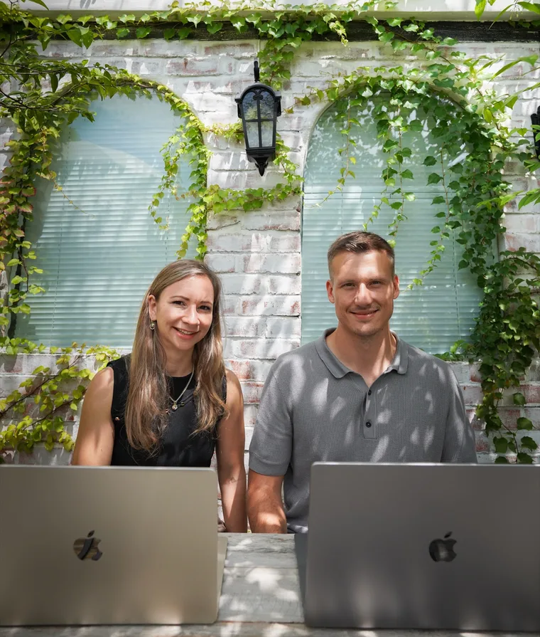Sophie und Tobi arbeiten gemeinsam am Laptop